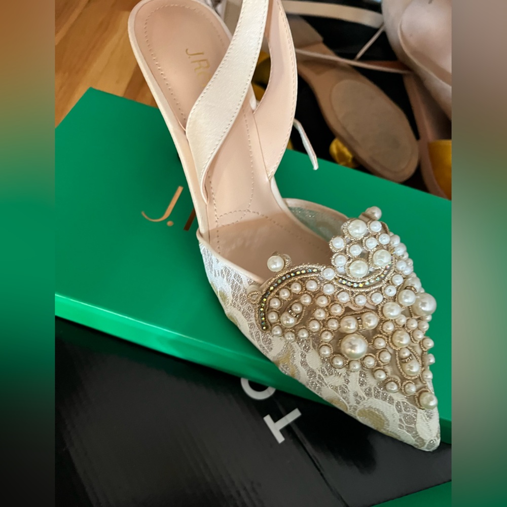 Beautiful pearl & lace kitten heels ! Size 10 .5 wide width
